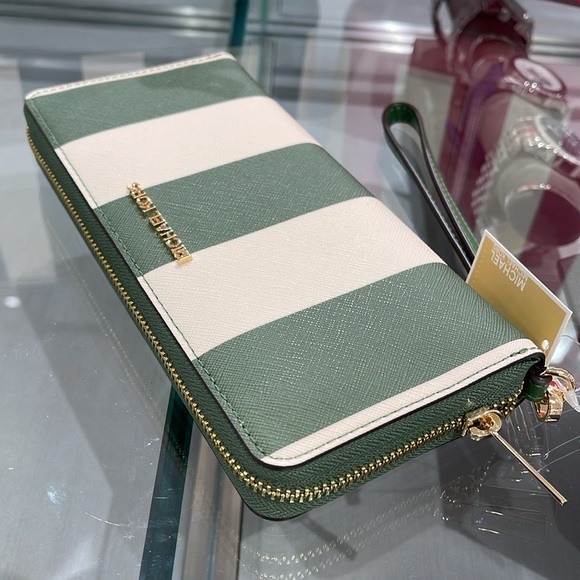 MICHAEL KORS JST
Leather Continental Wristlet Phone Case Wallet
Fern Green
NWT - Picture 8 of 16